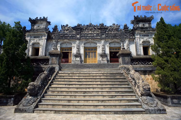 Cung Thiên Định công trình kiến trúc chính, nằm ở vị trí cao nhất của lăng Khải Định. Đây là một tòa nhà được xây dựng công phu và tinh xảo, gồm 5 phần liền nhau.