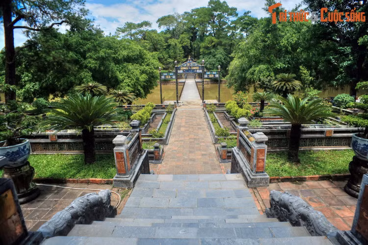 Từ Minh Lâu đi xuống sẽ gặp cầu Thông Minh Chính Trực bắc ngang hồ Tân Nguyệt để dẫn quả đồi mang tên Khải Trạch Sơn. Trên đồi có Bửu Thành, là tòa thành bảo vệ nơi yên nghỉ vĩnh hằng của vua Minh Mạng.