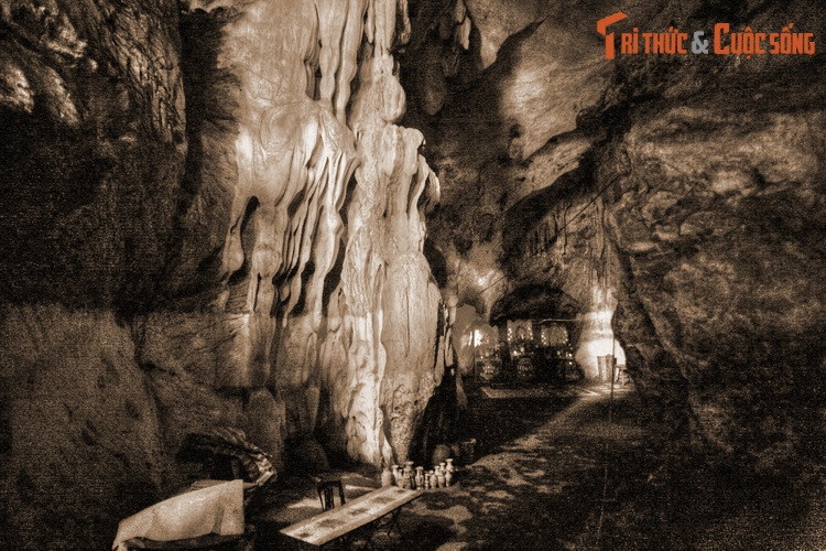 Ở nơi cao nhất trong hang, tượng Phật đã ngự tọa đầy uy nghiêm. Từ đó, người dân địa phương đến đây hương khói thường xuyên, hình thành nên chùa Thạch Long. Tên gọi Thạch Long (Rồng Đá) dựa trên hình thế cổng hang có hình miệng con rồng đang há.