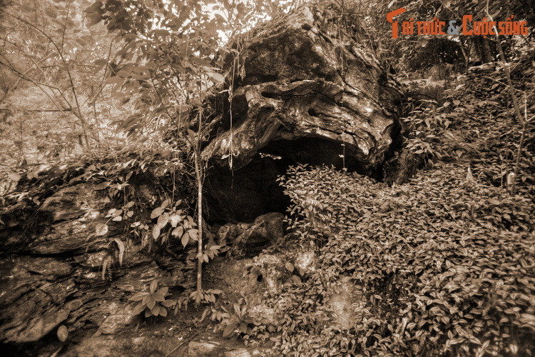 Dứt lời, bó nhang cuộn khói bay sang bên kia bờ sông, luồn mãi vào trong núi. Người rước tượng cứ đi theo khói nhang ấy và phát hiện ra một hang động tuyệt đẹp, rộng thênh thang.