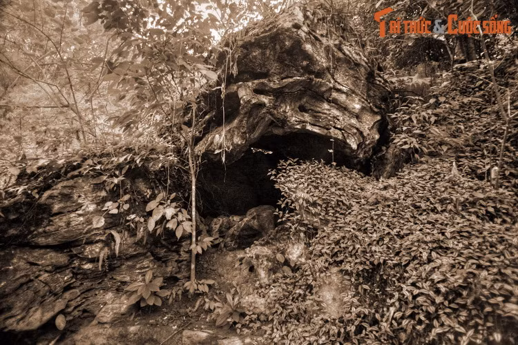 Dứt lời, bó nhang cuộn khói bay sang bên kia bờ sông, luồn mãi vào trong núi. Người rước tượng cứ đi theo khói nhang ấy và phát hiện ra một hang động tuyệt đẹp, rộng thênh thang.