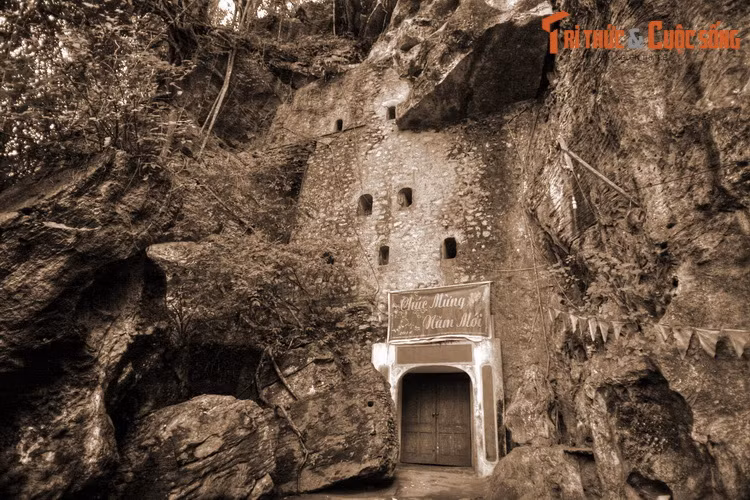 Tượng Phật bằng vàng rất nặng nên khi ngược lên Vi Hương phải kéo bằng mảng. Đến vằng Bó Mi thuộc xã Cao Kỳ ngày nay, mảng cứ xoay tròn không sao đi được.