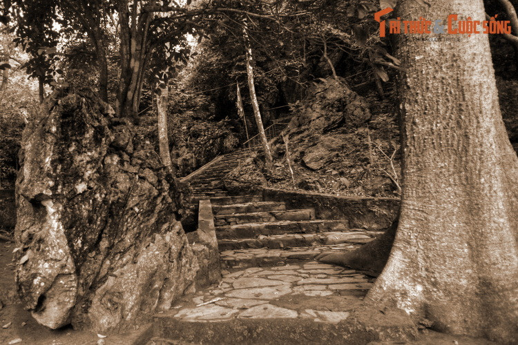 Truyền thuyết này được dẫn lại trên Cổng TTĐT Tỉnh Bắc Kạn, theo đó, nhiều thế kỷ trước người dân xã Vi Hương - Bạch Thông xuôi dòng sông Cầu rước tượng Phật Thích Ca về thờ ở làng mình là Hoa Sơn, trên đỉnh dãy núi Phja Bjoóc.