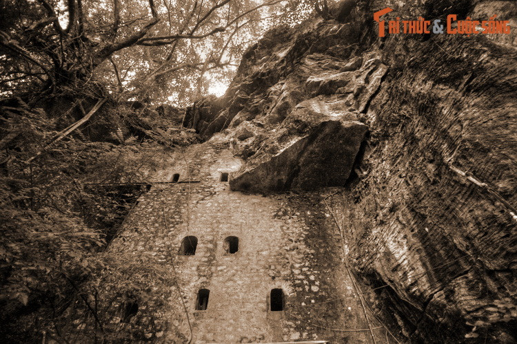 Không chỉ chứa trong mình một huyền tích hấp dẫn, chùa Thạch Long còn là một di tích lịch sử quan trọng của cuộc kháng chiến chống Pháp. Trong chiến dịch Điện Biên Phủ, chùa trở thành trạm vận chuyển vũ khí và kho vũ khí bí mật của quân ta.