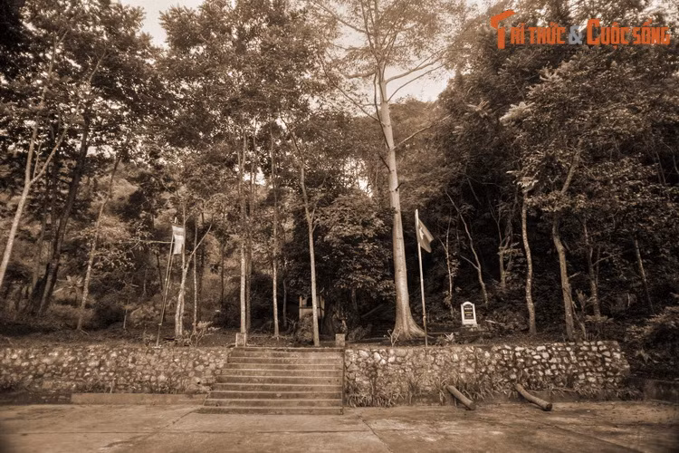 Nằm ở xã Cao Kỳ, huyện Chợ Mới, tỉnh Bắc Kạn, chùa Thạch Long là một ngôi chùa cổ linh thiêng nổi tiếng ở khu vực miền núi phía Bắc. Sự hình thành của chùa Thạch Long gắn với một truyền thuyết mang đầy màu sắc huyền ảo.