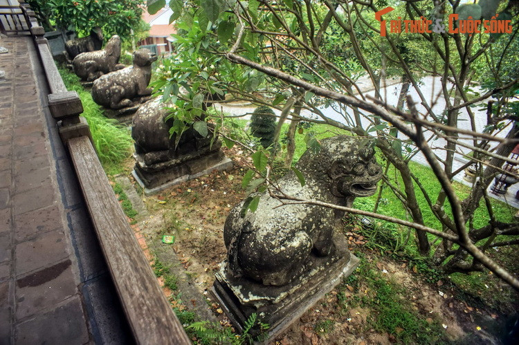 Theo văn bia “Vạn Phúc đại thiền tự bi” dựng năm 1686 nói về việc xây chùa Phật Tích thì các bức tượng này được tạc cùng thời điểm xây dựng chùa (1057). Trên bia có đoạn khắc: “Điện ấy đã rộng, lại to, sáng sủa và lớn. Trên bậc thềm đằng trước có bày 10 con thú, phía sau có ao rồng…”.