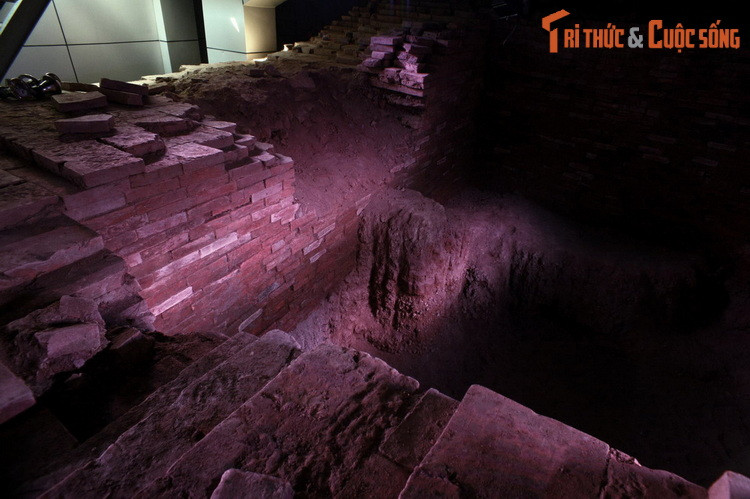 Theo Ðại Việt sử ký toàn thư, năm 1057 vua Lý Thánh Tông cho xây một ngọn tháp cao hơn 10 trượng ở chùa Phật Tích. Đó chính là tòa tháp để lại nền móng trong lòng đất ngày nay. Từ kích thước chân tháp, có thể ước tính tháp có chiều cao khoảng 40 mét, tương đương một tòa nhà 10 tầng.