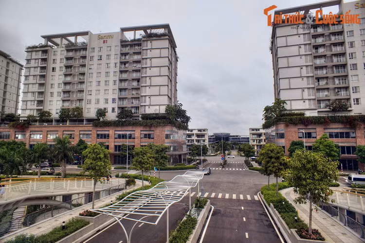 Phía sau những công trình sang trọng đang mọc lên nhanh chóng, bán đảo rộng lớn vẫn lưu giữ nhiều tên gọi đầy chất dân dã cho các địa điểm cụ thể, như bến đò Cây Bàng, rạch Cá Trê, đồn Giác Ngư, cầu Ông Cậy, cầu Bà Đào, xóm Than… Ảnh: Khu đô thị Sa La ở Thủ Thiêm.