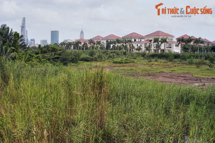 Có thể người chỉ huy đồn binh ở bán đảo tên là Thiêm nên người ta gọi đồn binh là Thủ Thiêm. Theo thời gian, không còn ai nhớ ông Thiêm là ai, còn cái tên Thủ Thiêm đã trở thành tên vùng đất. Ảnh: Một góc Thủ Thiêm với sự tương phản giữa đô thị mới và khu vực chưa khai phá.