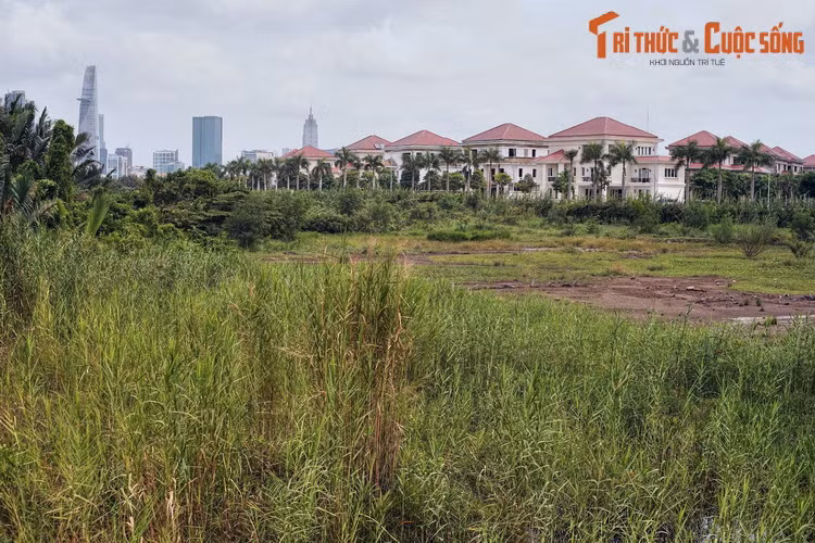 Có thể người chỉ huy đồn binh ở bán đảo tên là Thiêm nên người ta gọi đồn binh là Thủ Thiêm. Theo thời gian, không còn ai nhớ ông Thiêm là ai, còn cái tên Thủ Thiêm đã trở thành tên vùng đất. Ảnh: Một góc Thủ Thiêm với sự tương phản giữa đô thị mới và khu vực chưa khai phá.