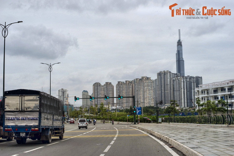 Những tên gọi đó cùng với tên gọi Thủ Thiêm chính là bằng chứng về đời sống của người xưa trên bán đảo, là dấu mốc cho các thế hệ tương lai nhìn về lịch sử của vùng đất mà mình sinh sống... Ảnh: Trên đường Nguyễn Cơ Thạch ở Thủ Thiêm.