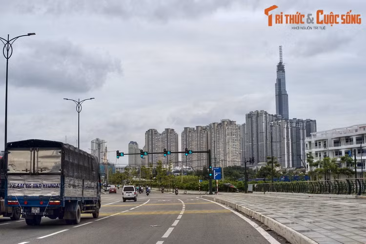 Những tên gọi đó cùng với tên gọi Thủ Thiêm chính là bằng chứng về đời sống của người xưa trên bán đảo, là dấu mốc cho các thế hệ tương lai nhìn về lịch sử của vùng đất mà mình sinh sống... Ảnh: Trên đường Nguyễn Cơ Thạch ở Thủ Thiêm.