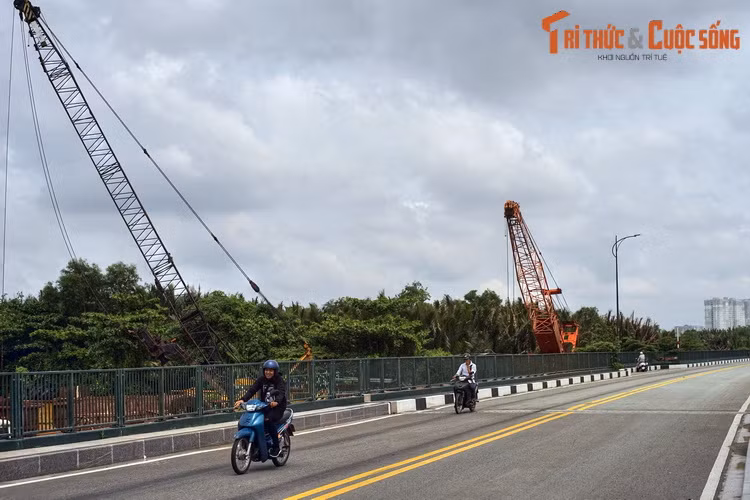 Từ một vùng đất um tùm cây cối, nhà cửa đường xá thưa thớt, từ năm 2005 bán đảo Thủ Thiêm đã thu hút được sự chú ý to lớn từ dư luận khi dự án Khu đô thị mới Thủ Thiêm được UBND TP HCM phê duyệt. Ảnh: Đường Vùng châu thổ ở Thủ Thiêm.