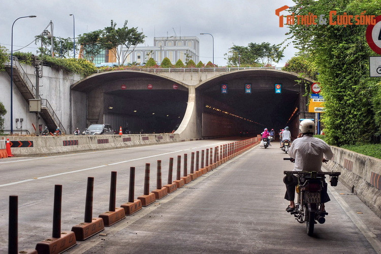 Từ năm 1976, phường Thủ Thiêm trở thành xã Thủ Thiêm thuộc huyện Thủ Đức, TP HCM. Đến năm 1997, xã Thủ Thiêm chuyển thành phường Thủ Thiêm thuộc quận 2 mới thành lập. Ảnh: Đầu hầm bên bán đảo Thủ Thiêm của đường hầm sông Sài Gòn.