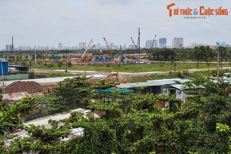 Để đáp ứng những kế hoạch lớn, trong những năm qua, các công trường xây dựng đã hoạt động ngày đêm để làm diện mạo bán đảo Thủ Thiêm từng bước đổi thay. Ảnh: Một góc Thủ Thiêm với nhiều công trình đang hình thành.