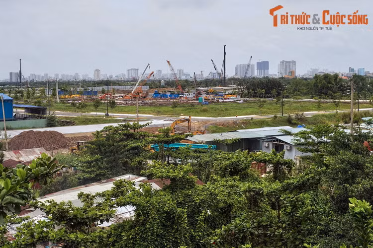 Để đáp ứng những kế hoạch lớn, trong những năm qua, các công trường xây dựng đã hoạt động ngày đêm để làm diện mạo bán đảo Thủ Thiêm từng bước đổi thay. Ảnh: Một góc Thủ Thiêm với nhiều công trình đang hình thành.