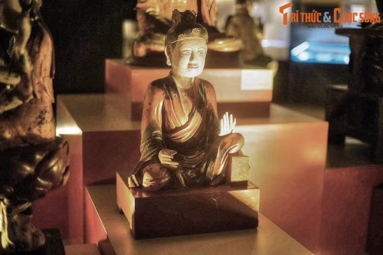 Tượng Thánh Mẫu bằng gỗ sơn, niên đại thế kỷ 18. Thánh Mẫu là danh hiệu hoặc cách gọi những người phụ nữ đáng kính, đáng tôn trọng về mặt tâm linh và thường được xem là một vị nữ thánh. Có thể kể đến một số vị Thánh Mẫu nổi tiếng như Liễu Hạnh Công chúa, Bà Thiên Hậu, Bà Đen...