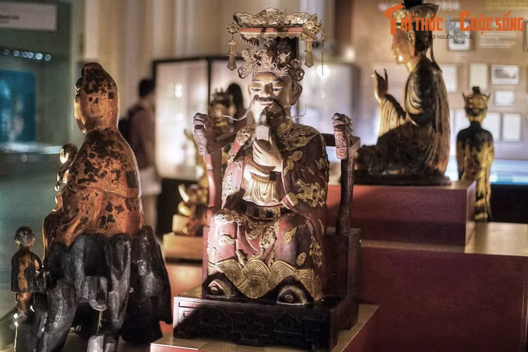 Tượng Diêm Vương bằng gỗ sơn, thế kỷ 20. Diêm vương là chúa tể của địa ngục trong văn hóa Á Đông. Trong Phật giáo, Diêm Vương được coi là người phái cái già, cái chết đến cho con người, nhắc nhở họ đừng làm gì trái với đạo lý.