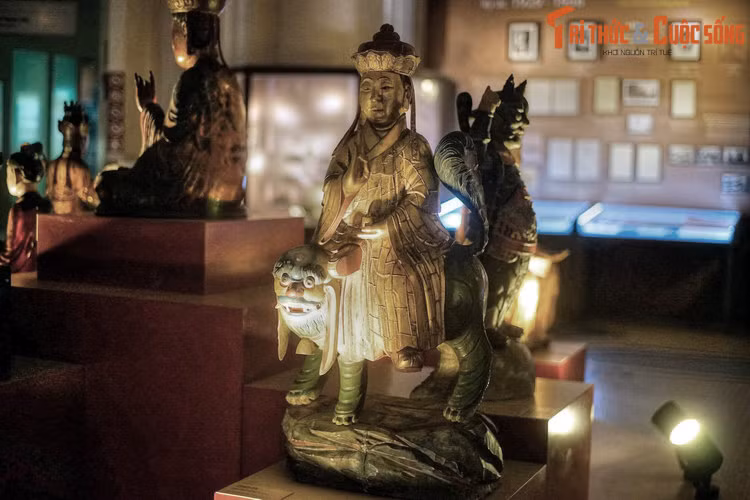 Tượng Địa Tạng bằng gỗ sơn, thế kỷ 19. Bồ Tát Địa Tạng được biết đến qua lời nguyện cứu độ tất cả chúng sinh trong lục đạo luân hồi vào thời kỳ sau khi Đức Phật nhập Niết Bàn cho đến khi Bồ Tát Di Lặc hạ sinh, và nguyện không chứng Phật quả nếu địa ngục chưa trống rỗng.