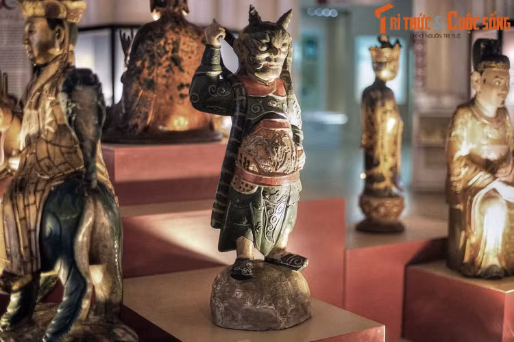 Tượng Tiêu Diện Đại Sĩ bằng gỗ sơn, thế kỷ 19. Theo quan niệm Phật giáo, Tiêu Diện Đại Sĩ là hóa thân của Bồ Tát Quán Thế Âm dưới dạng một nam nhân dữ dằn, oai phong, chuyên hàng phục quỷ yêu và cứu độ chúng sinh.