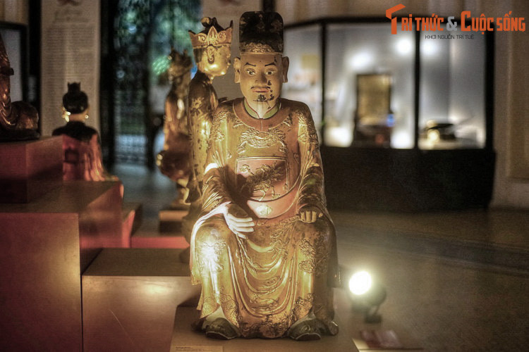 Tượng một vị quan không rõ danh tính bằng gỗ sơn, niên đại thế kỷ 18-19. Vào thời phong kiến, các vị quan, tướng hoặc nhân tài có công lớn với đất nước, địa phương có thể được người đời dựng tượng và thờ phụng trong đền chùa.