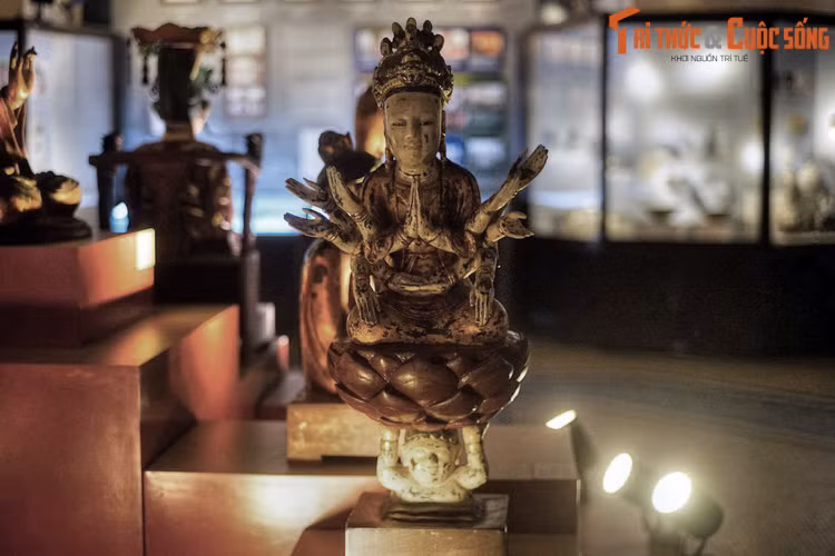 Tượng Chuẩn Đề bằng gỗ sơn, niên đại thế kỷ 16. Phật Mẫu Chuẩn Đề là một vị Bồ Tát trong phái Phật giáo Đại thừa. Là một trong những hoá thân của Quán Thế Âm Bồ Tát, ngài thị hiện trong lục đạo luân hồi để cứu khổ những chúng sanh khổ nạn, đồng thời bảo hộ Phật Pháp.