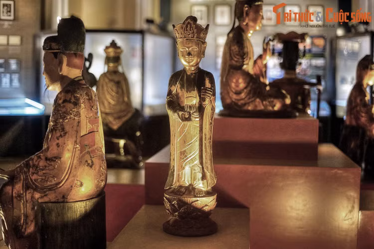 Tượng Bồ Tát bằng gỗ sơn, niên đại thế kỷ 19. Bồ Tát là danh hiệu dành cho những người sau khi tin theo Phật pháp đã phát nguyện tự độ, độ tha, thậm chí hy sinh cả bản thân mình để cứu giúp chúng sinh. Một số vị Bồ Tát được biết đến rộng rãi là Quán Thế Âm, Địa Tạng, Đại Thế Chí...