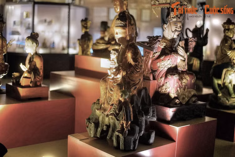  Tượng thờ Quan Âm Tống Tử bằng gỗ sơn, niên đại thế kỷ 18-19. Theo quan niệm dân gian Quan Âm Tống Tử, là một vị Bồ Tát có thể ban phước cho những gia đình hiếm muộn hoặc mong muốn có con trai. Tượng Quan Âm Tống Tử thường được tạo hình với một bé trai trên tay.