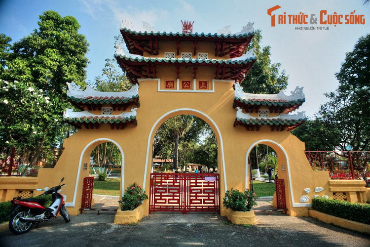 Nhà bác học Trương Vĩnh Ký (1837-1898) liên hệ “cùi gòn” với từ “Prei Nokor”, tiếng Khmer nghĩa là “thị trấn ở trong rừng”, một tên gọi cổ xưa của Sài Gòn. Theo cụ Trương, thời người Khmer còn sinh sống, vùng này là rừng rậm có nhiều cây gòn được dân cư dùng làm củi. Ảnh: Tam quan của Lăng Ông Bà Chiểu, TP HCM.