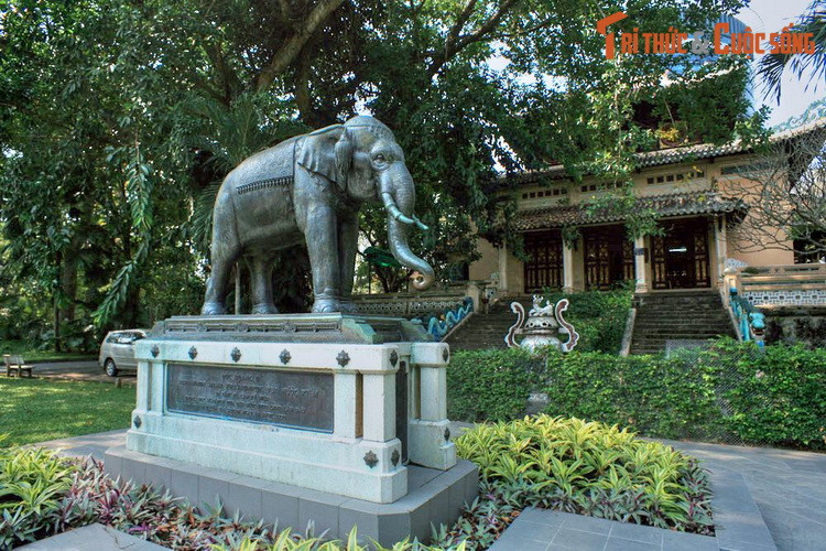 Ngoài ra còn có ý kiến cho rằng tên “Sài Gòn” có nguồn gốc từ "Kai Gon" - Cây Gòn. Các thuyết liên quan đến cây bông gòn ngày nay đều được cho là không "chuẩn", vì không ai tìm được dấu tích của một "rừng gòn" ở Sài Gòn, hay việc dùng củi gòn trong đời sống Nam Bộ. Ảnh: Tượng voi đồng trong Thảo Cầm Viên Sài Gòn.