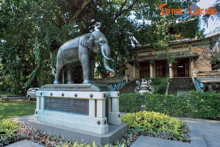 Ngoài ra còn có ý kiến cho rằng tên “Sài Gòn” có nguồn gốc từ "Kai Gon" - Cây Gòn. Các thuyết liên quan đến cây bông gòn ngày nay đều được cho là không "chuẩn", vì không ai tìm được dấu tích của một "rừng gòn" ở Sài Gòn, hay việc dùng củi gòn trong đời sống Nam Bộ. Ảnh: Tượng voi đồng trong Thảo Cầm Viên Sài Gòn.
