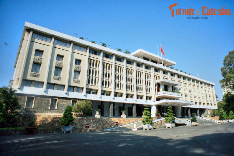 Cho đến nay, cuộc tranh luận về nguồn gốc tên gọi Sài Gòn vẫn chưa có sự tiến triển. Có lẽ chính điều này làm cho việc khám phá lịch sử của Sài Gòn – TP HCM càng thêm phần thú vị... Ảnh: Dinh Độc Lập - Hội trường Thống Nhất, TP HCM.