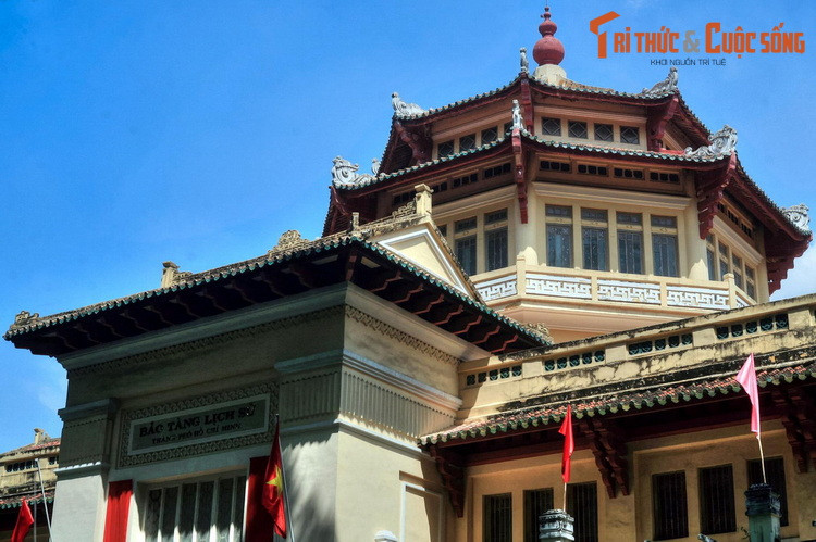 Học giả - nhà văn Vương Hồng Sển (1902 – 1996) đã dày công tra cứu hàng loạt sách báo Pháp lẫn Việt cũng như đi thu thập dữ liệu từ dân gian để đưa cách lý giải khác về tên gọi Sài Gòn, được ghi lại trong cuốn “Sài Gòn năm xưa”. Ảnh: Bảo tàng Lịch sử TP HCM.