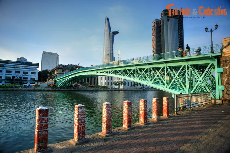 Lý giải này của học giả người Pháp lại bị cụ Vương Hồng Sển phản bác. Cụ Vương cho rằng danh xưng "Tây Cống" chỉ được người Hoa dùng sau này chứ chưa xuất hiện vào thời chúa Nguyễn nên quan điểm “Sài Gòn” có nguồn từ "Tây ngòn" là không có cơ sở. Ảnh: Cầu Mống, TP HCM.