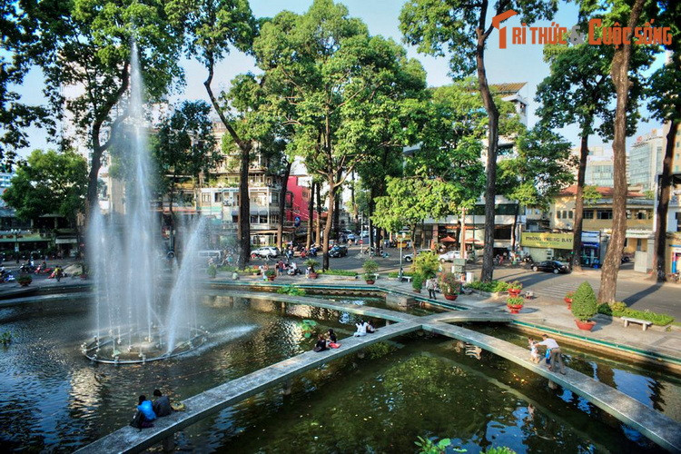 Tuy nhiên, cuốn Phủ Biên Tạp Lục của Lê Quý Đôn viết năm 1776 đã nhắc đến địa danh lũy Sài Gòn. Điều này chứng tỏ địa danh "Sài Gòn" có trước thời điểm người Hoa đến Chợ Lớn nên cách lý giải của cụ Vương Hồng Sến được cho là không thuyết phục. Ảnh: Hồ Con Rùa, TP HCM.