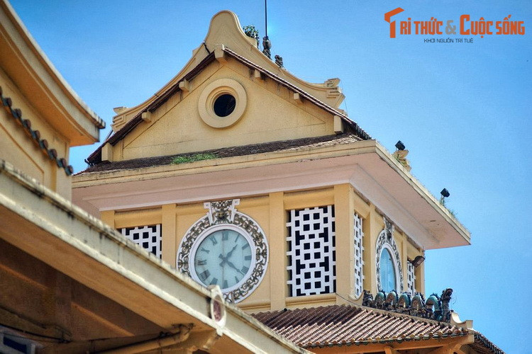 Theo cụ Vương, khi người Hoa tụ về vùng Chợ Lớn cuối thế kỷ 18, họ nhận ra đây là nơi “ăn nên làm ra” cần được củng cố cho thật bền vững. Họ cho đắp thêm bờ kinh cao ráo và kiên cố hơn, gọi vùng đất này là “Tai-Ngon” hay “Tin-Gan” mà âm Hán Việt là "Đề Ngạn" (bờ đê). Ảnh: Chợ Bình Tây, khu vực Chợ Lớn xưa.