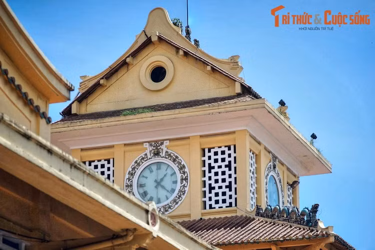 Theo cụ Vương, khi người Hoa tụ về vùng Chợ Lớn cuối thế kỷ 18, họ nhận ra đây là nơi “ăn nên làm ra” cần được củng cố cho thật bền vững. Họ cho đắp thêm bờ kinh cao ráo và kiên cố hơn, gọi vùng đất này là “Tai-Ngon” hay “Tin-Gan” mà âm Hán Việt là "Đề Ngạn" (bờ đê). Ảnh: Chợ Bình Tây, khu vực Chợ Lớn xưa.