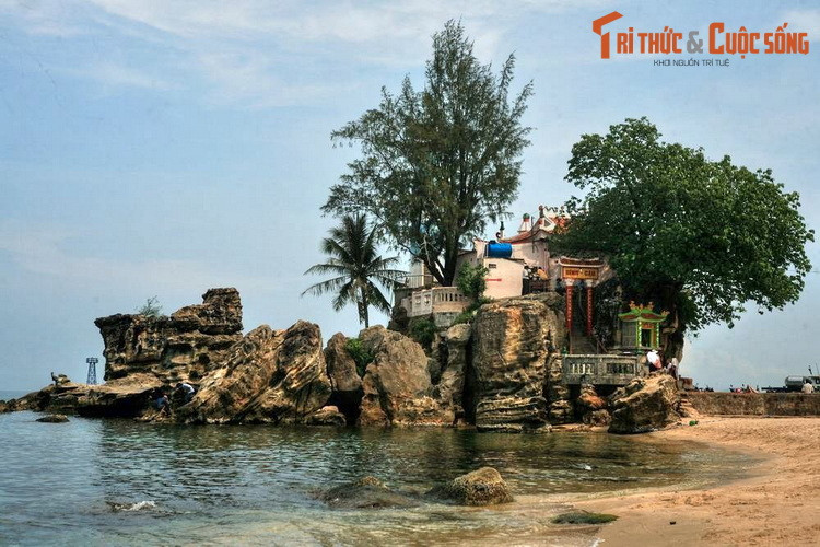 Kiên Giang là tỉnh có hòn đảo lớn nhất Việt Nam, là đảo Phú Quốc với diện tích gần 600 km2. Với việc Phú Quốc được nâng cấp lên thành phố, Kiên Giang cũng trở thành tỉnh duy nhất có thành phố đảo của nước ta. Ảnh: Dinh Cậu ở phường Dương Đông, TP Phú Quốc.