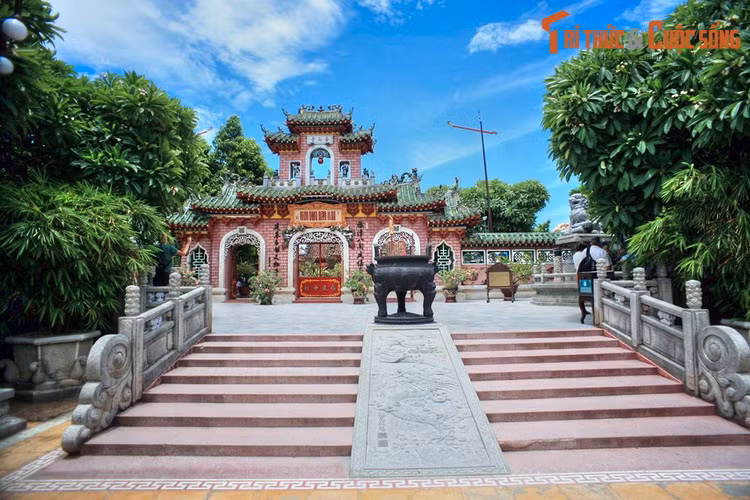 Quảng Nam là tỉnh duy nhất của Việt Nam sở hữu hai Di sản thế giới, đó là đô thị cổ Hội An và thánh địa Mỹ Sơn. Cả hai Di sản văn hóa này đều được UNESCO công nhận vào năm 1999. Ảnh: Hội quán Phúc Kiến ở phố cổ Hội An.