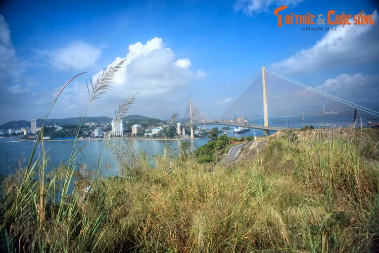 Theo danh sách đơn vị hành chính của Tổng cục Thống kê, Quảng Ninh hiện là tỉnh có nhiều thành phố nhất Việt Nam. Địa phương này có tới 4 thành phố trực thuộc là Hạ Long, Cẩm Phả, Móng Cái và Uông Bí. Ảnh: Cầu Bãi Cháy ở thành phố Hạ Long.