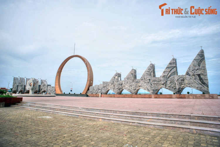 Không chỉ là tỉnh có diện tích lớn nhất, Nghệ An còn là tỉnh có nhiều thị xã nhất Việt Nam. Tỉnh này có ba thị xã là Cửa Lò, Hoàng Mai và Thái Hòa. Ảnh: Quảng trường Bình Minh ở thị xã Cửa Lò.