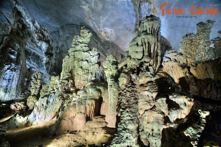 Quảng Bình là tỉnh có chiều ngang hẹp nhất ở Việt Nam, với nơi hẹp nhất là 40,3 km. Đây cũng là tỉnh có nhiều hang động nhất cả nước, với 300 hang động đã được phát hiện. Ảnh: Động Phong Nha ở Di sản thiên nhiên thế giới Phong Nha - Kẻ Bàng, Quảng Bình.