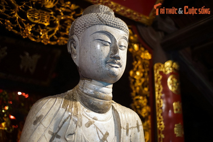 Theo đo đạc, tượng cao 1,86 mét, tính cả phần bệ là 2,69 mét, được tạc với thế ngồi thiền. Vào thập niên 1940, quân Pháp đã đem tượng A Di Đà dùng làm bia để tập bắn khiến tượng bị hủy hoại nặng nề. Sau năm 1954 tượng được phục chế, nhưng không còn nguyên vẹn như trước.