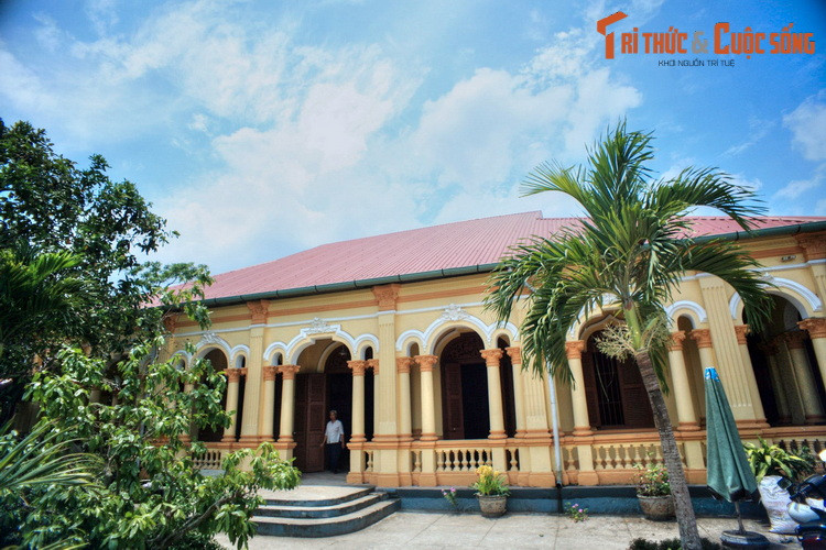 Dù trải qua nhiều biến cố lịch sử, nhiều ngôi nhà ở làng cổ Đông Hòa Hiệp vẫn giữ được kiến trúc nguyên bản, phản ảnh một thời kỳ giao thoa văn hóa đặc biệt khi các giá trị truyền thống kết hợp hài hòa với xu thế tân thời.