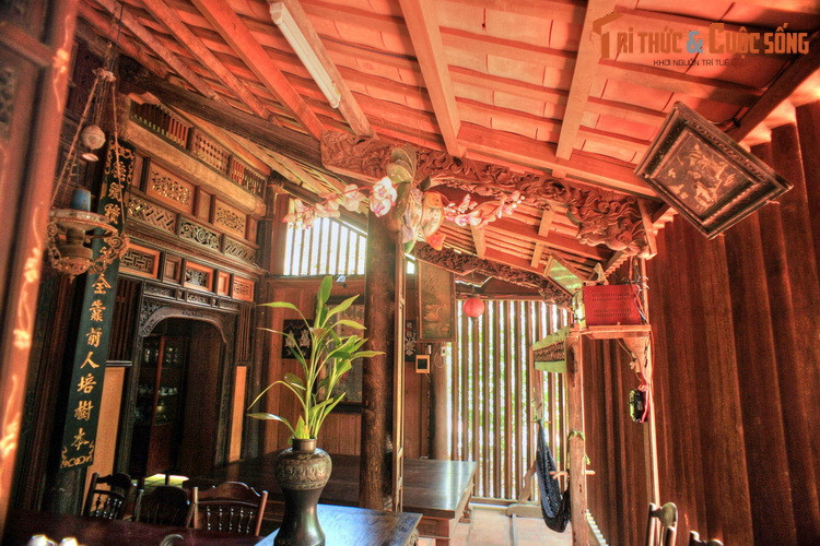 Mỗi ngôi nhà cổ lại là một bộ sưu tập các tác phẩm điêu khắc gỗ tinh xảo, thể hiện qua các bộ kèo, xiên, trính, vách cửa, hoành phi, liễn đối...