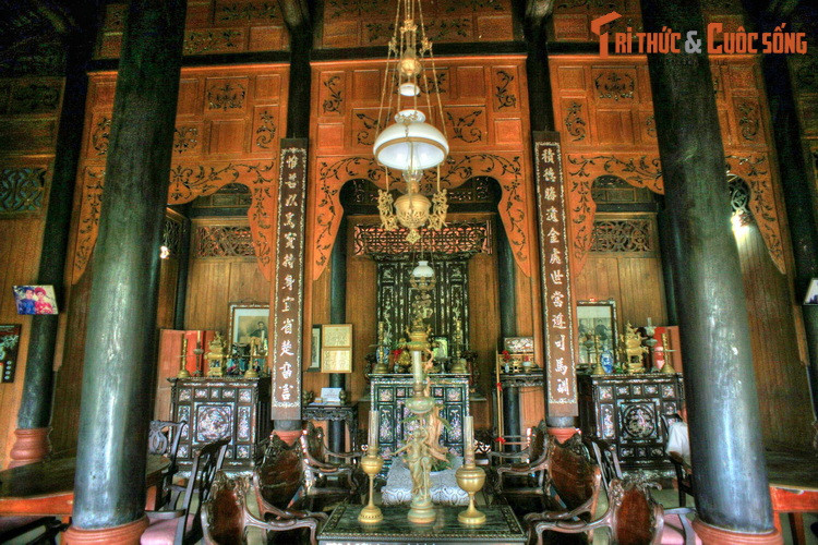 Bên cạnh kiến trúc độc đáo, các ngôi nhà cổ còn lưu giữ được nhiều hiện vật cổ quý, hiếm bằng gỗ, gốm sứ, đồng như: tủ thờ, bàn ghế, bình, đĩa, tách, lư hương, tượng...