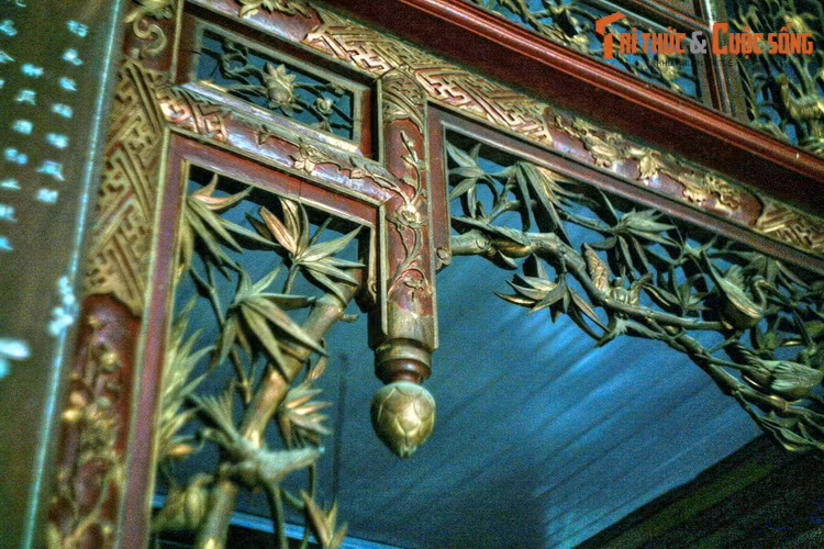 Bộ bao lam phía trước không gian thờ tự ở trung tâm ngôi nhà thường được chạm lộng các loài cây tùng, cúc, trúc, mai... rất công phu, thể hiện tay nghề điêu luyện của người nghệ nhân Nam Bộ xưa.