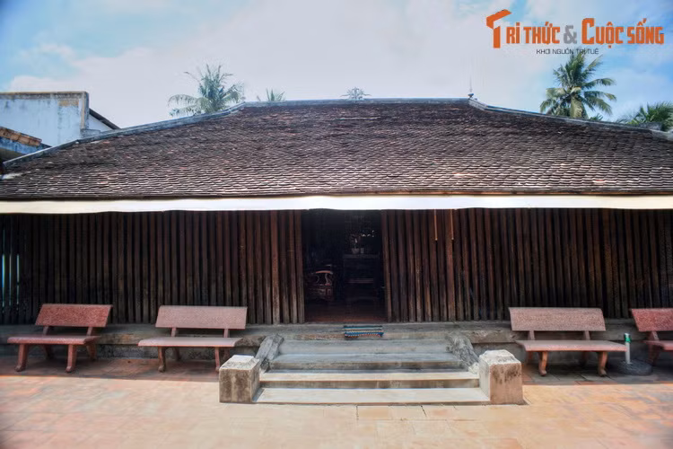 Ngược dòng lịch sử, vào thời Chúa Nguyễn, từ năm 1732-1757, nơi đây được được chọn làm lỵ sở của dinh Long Hồ. Trong 25 năm đó, làng Đông Hòa Hiệp trở thành nơi sinh sống của nhiều vị quan lại và đại địa chủ, khiến vùng đất này giàu có trù phú.