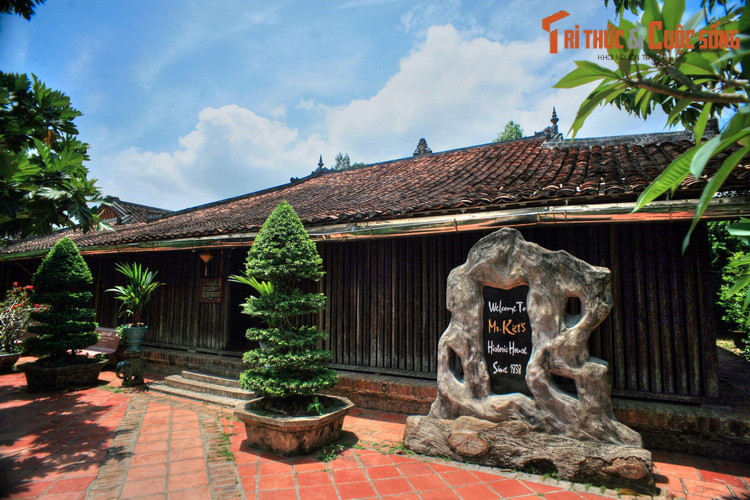 Hiện nay làng còn 7 ngôi nhà được xây dựng cách đây từ 150-220 năm và 29 ngôi nhà được xây dựng cách đây từ 80-100 năm. Nổi bật trong hệ thống nhà cổ này là nhà của ông Liêm, ông Kiệt, ông Đức, ông Xoát...