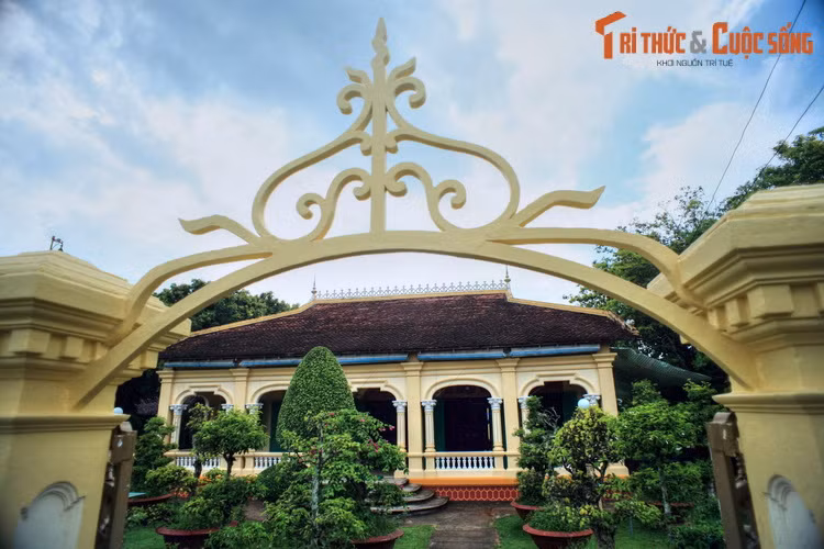 Từ cuối thế kỷ 19 đến đầu thế kỷ 20, các hộ giàu có trong làng đã cho xây cất bằng nhiều ngôi nhà cao rộng, mang kiến trúc Đông – Tây kết hợp, đem lại cho làng diện mạo kiến trúc và cảnh quan nổi trội so với các địa phương khác.